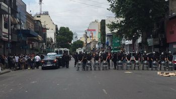 la policia metropolitana desalojo a manteros de la avenida avellaneda la policia metropolitana desalojo a manteros de la avenida avellaneda