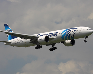 Avión de EgyptAir con 66 personas a bordo desapareció en pleno vuelo
