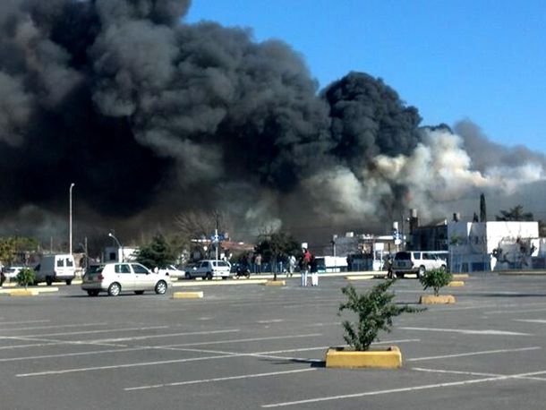 Continúa el feroz incendio en una fábrica de embutidos de Villa Tesei