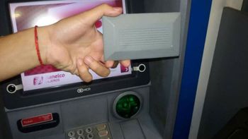 Así roban los datos de las tarjetas en los cajeros Así roban los datos de las tarjetas en los cajeros