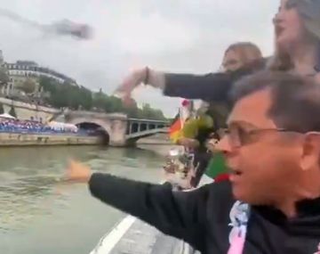 ¿Por qué la delegación de Argelia arrojó rosas rojas al Sena en la inauguración de los JJOO?