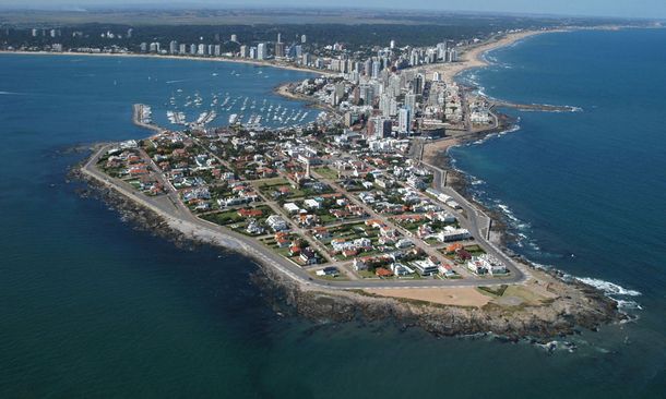 Hay protestas en Uruguay por nuevas limitaciones al nudismo en las playas