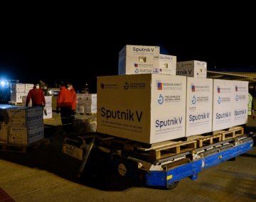 Llegó el vuelo de Aerolíneas con 818.150 vacunas Sputnik V