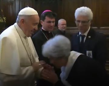 El Vaticano explicó por qué Francisco no dejó que besen su anillo papal