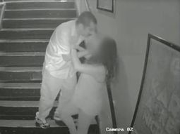 Una mujer es atacada por un hombre en una escalera Una mujer es atacada por un hombre en una escalera