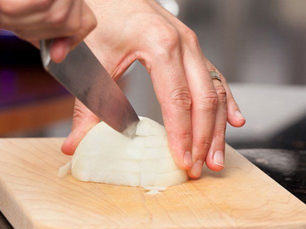 No llorás más: el truco infalible para cortar la cebolla