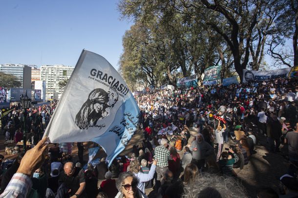 Cristina Kirchner llamó a la militancia a hacer el banderazo en Parque Lezama: será a las 17