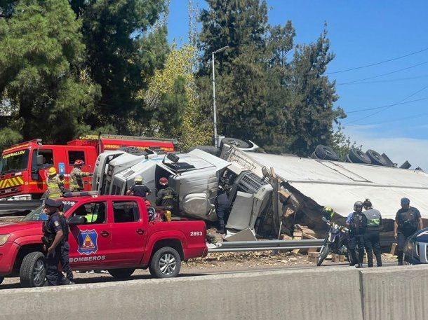Mendoza: un camión volcó y le saquearon la carga de papas fritas