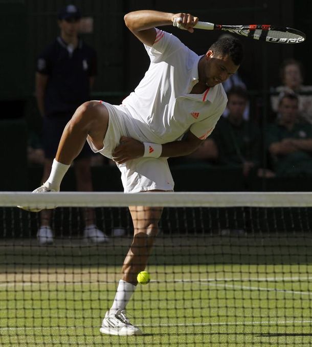 Al francés Tsonga le pegaron a donde más le duele durante un partido