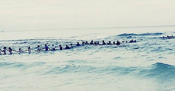 Hicieron una cadena humana y salvaron a una familia que se ahogaba