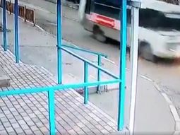 ¡Se salvó de milagro! Un colectivo le pasó a centímetros de la cabeza