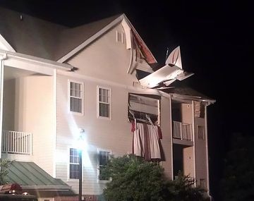 Una avioneta se estrelló sobre el techo de una vivienda