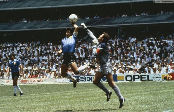 El puño izquierdo de Maradona llega antes que Shilton