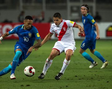 Neymar le gana la posición al defensor peruano Aldo Corzo