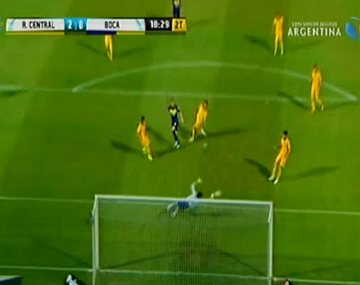 La gran estirada de Sebastián Sosa ante el remate de Darío Benedetto