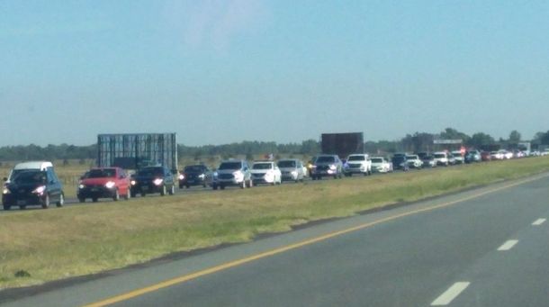 Ruta 2 a paso de persona: tránsito colapsado en el recambio