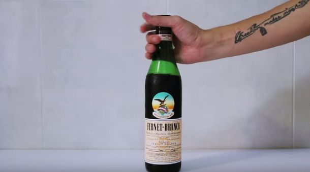 Cómo hacer un buen fernet: el tutorial que se viralizó en las redes sociales