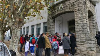 una madre tuvo que cambiar de colegio a sus hijos por bullying: negros del plan, les decian una madre tuvo que cambiar de colegio a sus hijos por bullying: negros del plan, les decian