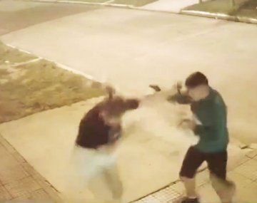 Video: los amenazaron y les apuntaron con un arma para robarles el auto
