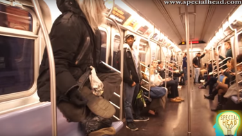 Un sin techo deja perplejos a los pasajeros del subte cuando empiezo a levitar Un sin techo deja perplejos a los pasajeros del subte cuando empiezo a levitar