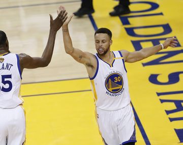 &nbsp;Kevin&nbsp;Durant y Stephen&nbsp;Curry celebrando