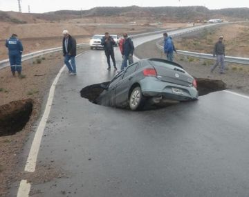 La tierra se tragó un auto en la autopista que Dietrich visitó días atrás