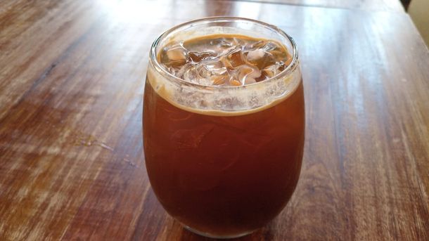 Un refrescante café helado preparado por Belén Fernández, barista de Santo Bar de Pizzas Un refrescante café helado preparado por Belén Fernández, barista de Santo Bar de Pizzas