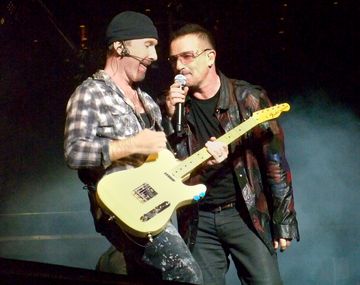 VIDEO: se cayó del escenario el guitarrista de U2