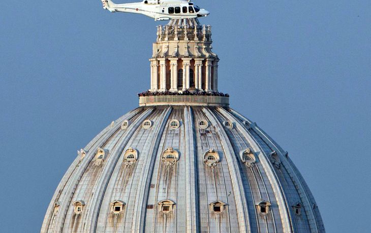 Benedicto XVI arribó a Castel Gandolfo en helicóptero