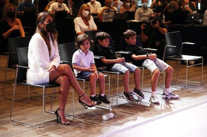 En primera fila: la foto de Antonela, Thiago, Mateo y Ciro Messi en la conferencia despedida de Barcelona
