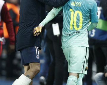 Di María, autor de dos goles, consuela a Messi tras la paliza