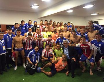 El festejo de los jugadores paraguayos en el vestuario del Mario Alberto Kempes tras el histórico triunfo ante Argentina