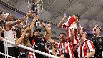 desde la tribuna: asi levanto la copa veron tras la consagracion de estudiantes desde la tribuna: asi levanto la copa veron tras la consagracion de estudiantes