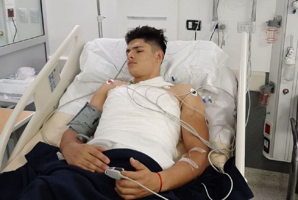 Iba en bicicleta y le tiraron agua hirviendo porque se demoraba