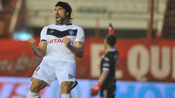 velez le gano a argentinos con dos goles de mariano pavone y uno de toledo velez le gano a argentinos con dos goles de mariano pavone y uno de toledo