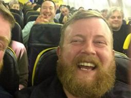 ¡Feliz coincidencia! Dos desconocidos idénticos quedaron juntos en un vuelo