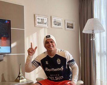 Un famoso hincha de Gimnasia tiró una medalla del Vaticano en UNO para que el Lobo gane el clásico