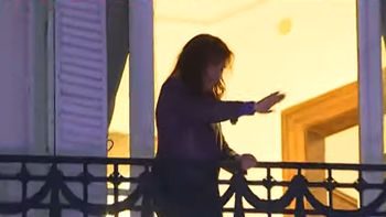 Cristina Kirchner volvió a salir al balcón en el marco de una nueva marcha de Ni Una Menos. Cristina Kirchner volvió a salir al balcón en el marco de una nueva marcha de Ni Una Menos.