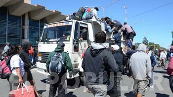 Ayuda a los asistentes al recital del Indio Solari en Olavarría - Crédito: El Popular Ayuda a los asistentes al recital del Indio Solari en Olavarría - Crédito: El Popular