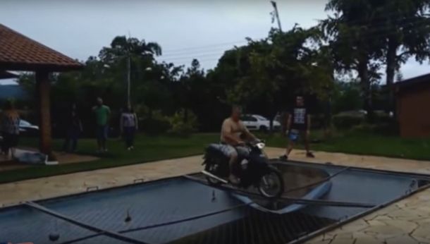 ¿Y la evolución? Quiso pasar por arriba de una pileta con la moto y terminó adentro