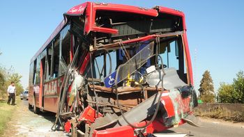 cuarenta heridos por el choque de un micro y un camion cuarenta heridos por el choque de un micro y un camion