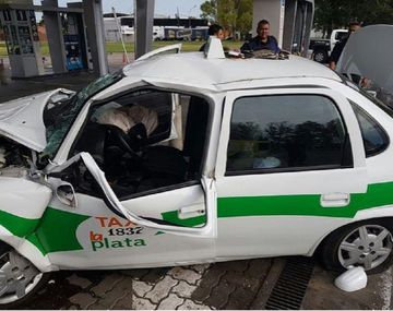 Un taxi se metió en una estación de servicio y chocó contra el surtidor. Gentileza: diario El Día