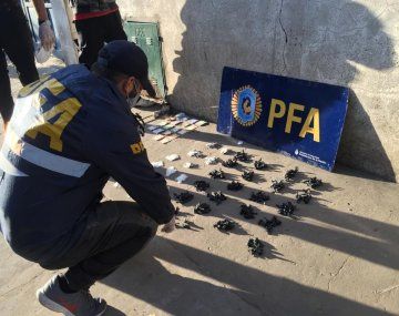 Vendían droga en dos casas abandonadas de Billinghurst y los detuvieron