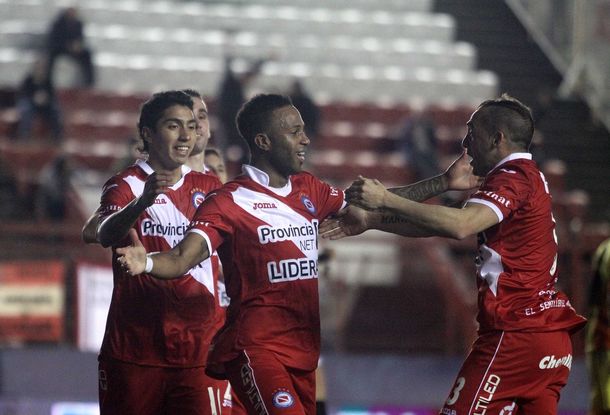 Banfield empató sobre el final y rescató un punto ante Argentinos como local