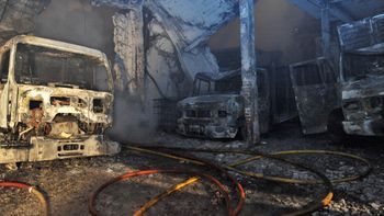un voraz incendio afecto a una fabrica en valentin alsina un voraz incendio afecto a una fabrica en valentin alsina