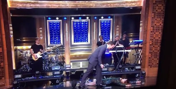 Video: la caída de una famosa cantante que se volvió viral