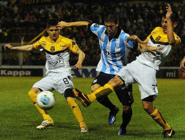 Racing derrotó a Olimpo y logró su primer triunfo en el torneo