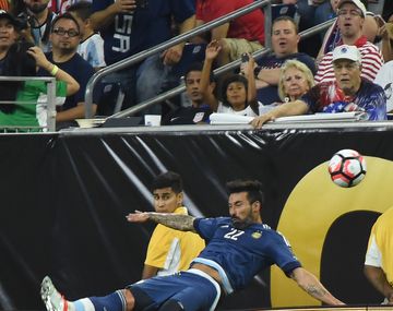 El insólito golpe que sufrió Ezequiel Lavezzi cuando intentó parar una pelota
