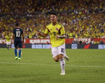 Hoy justo hace 7 años debutaba en la selección. Es un sueño ponerme esta camiseta, dijo luego James
