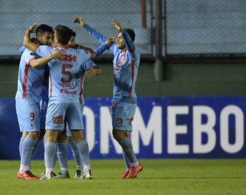 Arsenal aplastó al Juan Aurich